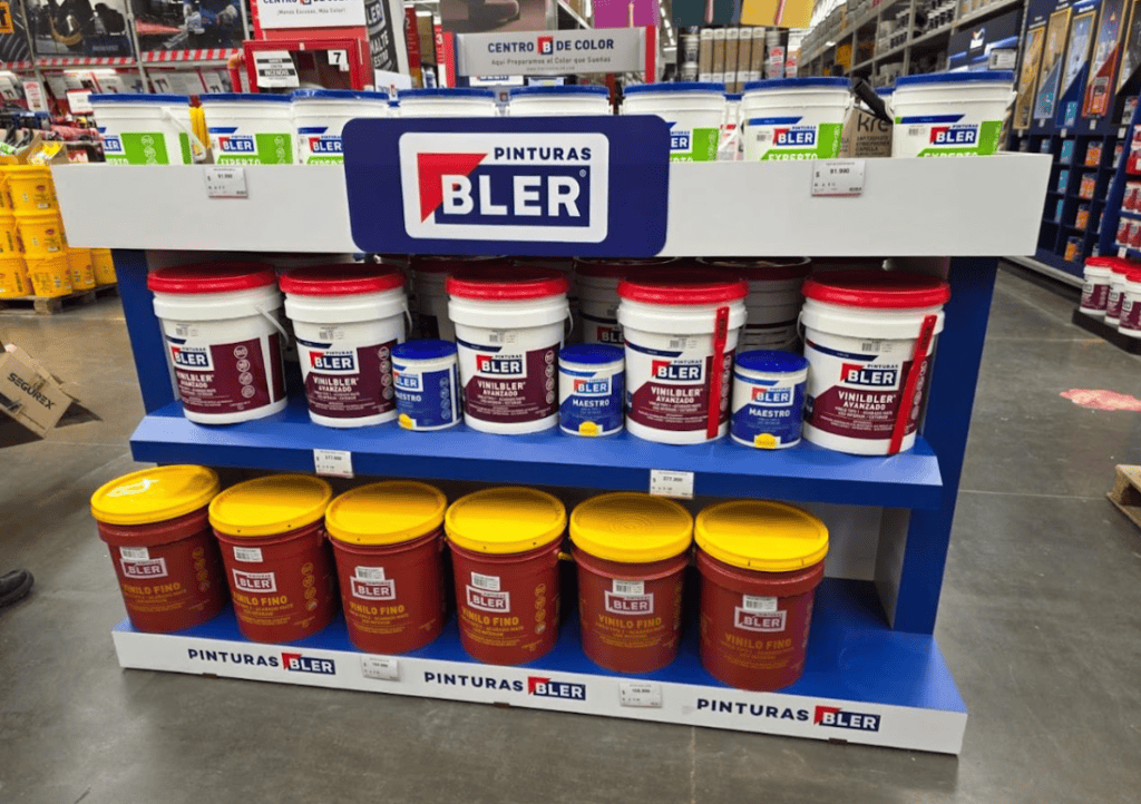 Mientras las plantas locales retoman operaciones, Pinturas Bler llegó con producto disponible para cubrir la demanda de mantenimiento industrial que impulsa el petróleo. Foto: Pinturas Bler.