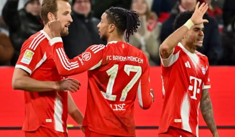 Estrella del Bayern Múnich rompe el negocio del fútbol y juega sin patrocinador