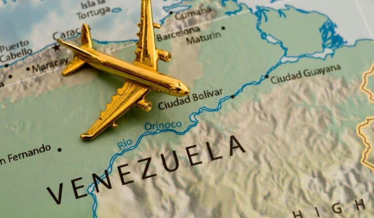 Colombia tiene frontera, complementariedad y experiencia. Aun así, Panamá le vende más a Venezuela. Imagen: Canva.