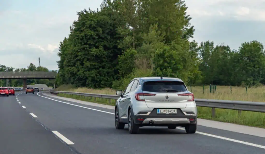 Renault-Sofasa apunta a su mayor producción en más de una década con el 60 % de las unidades destinadas a exportación Renault-Sofasa proyecta fabricar 44.000 vehículos en 2026 y exportar la mayoría a mercados de América Latina. Foto: Canva.