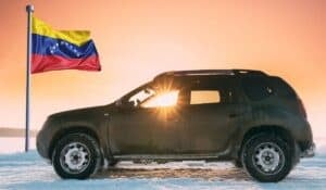 Home - Valora Analitik Renault-Sofasa retomó exportaciones a Venezuela en 2023 y busca recuperar los volúmenes de 2007, cuando vendió 34.000 vehículos en ese mercado. Foto: Canva.