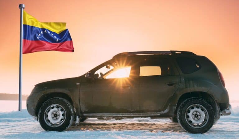 Renault-Sofasa retomó exportaciones a Venezuela en 2023 y busca recuperar los volúmenes de 2007, cuando vendió 34.000 vehículos en ese mercado. Foto: Canva.