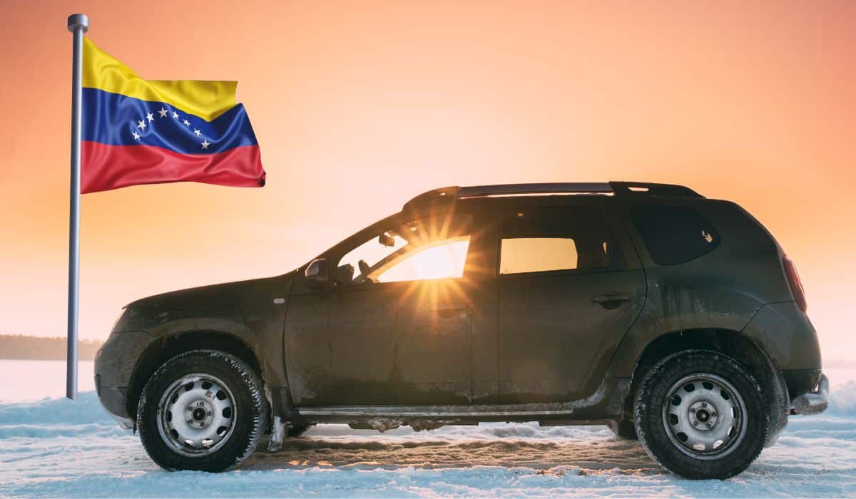 Home - Valora Analitik Renault-Sofasa retomó exportaciones a Venezuela en 2023 y busca recuperar los volúmenes de 2007, cuando vendió 34.000 vehículos en ese mercado. Foto: Canva.