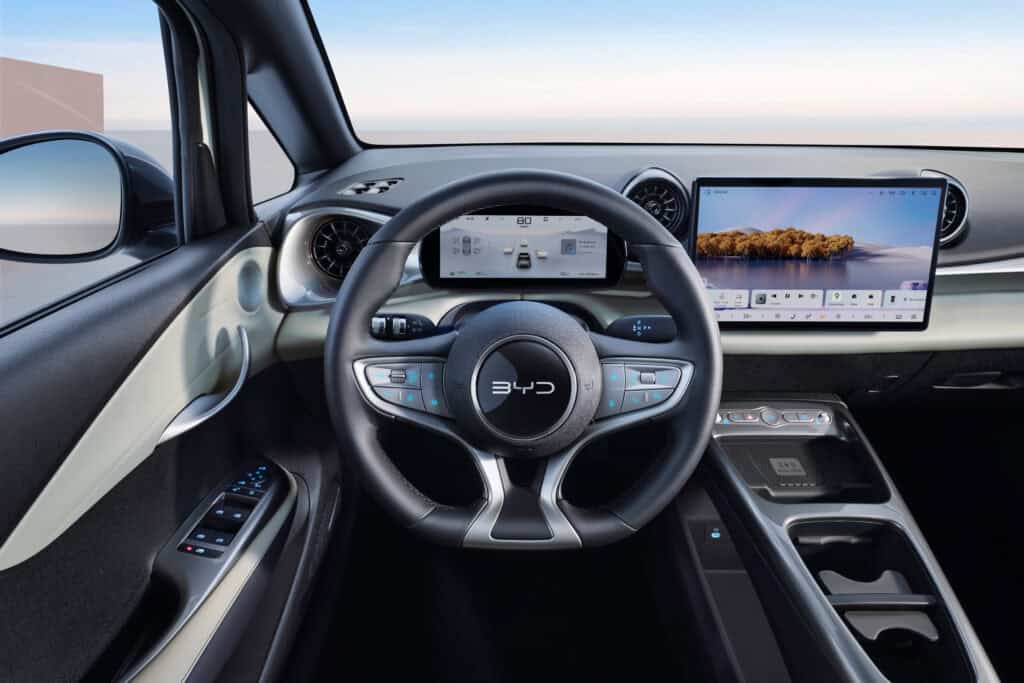 BYD presenta en Colombia el Dolphin 2027: se podrá comprar desde $90 millones La pantalla de instrumentos pasa de 5 a 8 pulgadas en la versión 2027. Foto: Cortesía BYD Colombia.