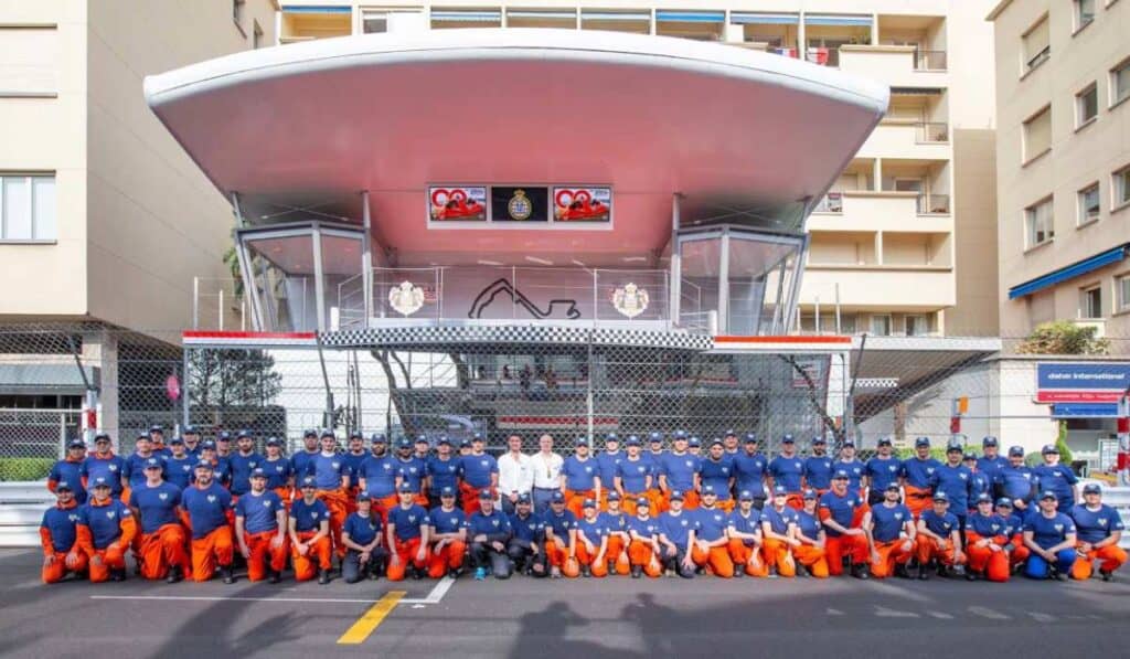 El secreto mejor guardado de la Fórmula 1: así se ahorra millones sin pagar salarios La Federación Internacional del Automóvil (FIA) confirmó que la Fórmula 1 requiere más de 20.000 voluntarios al año para operar su calendario de 24 carreras.