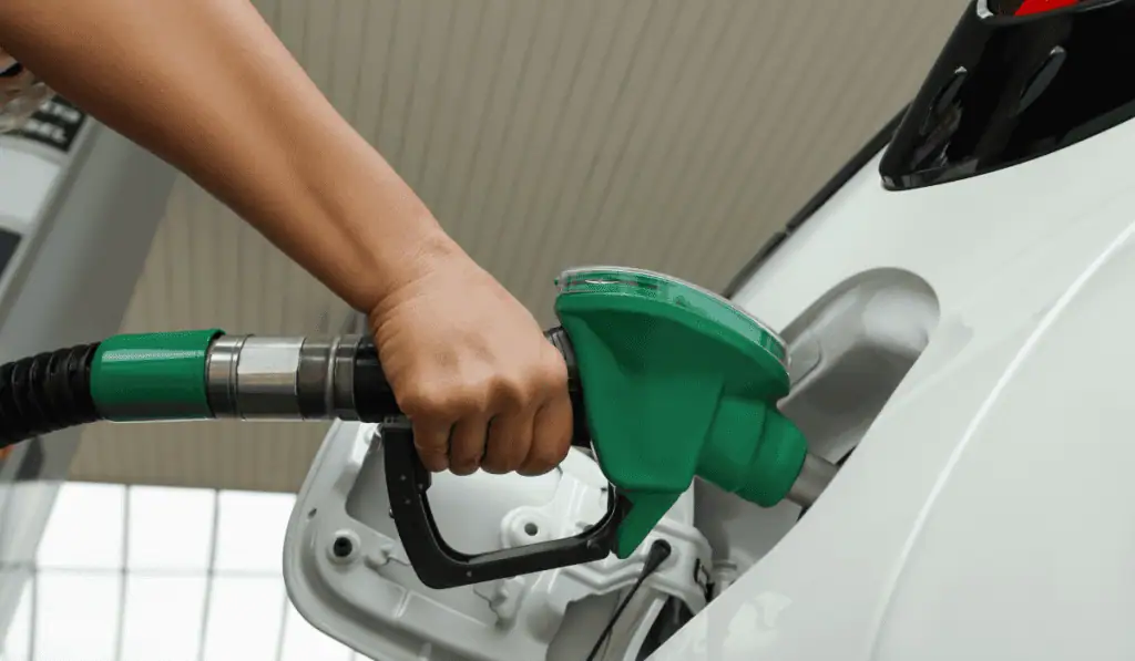 Precio de la gasolina aumentaría casi $2.000 con la nueva reforma tributaria de Petro: galón superaría $17.000 Gasolina. Imagen: Canva