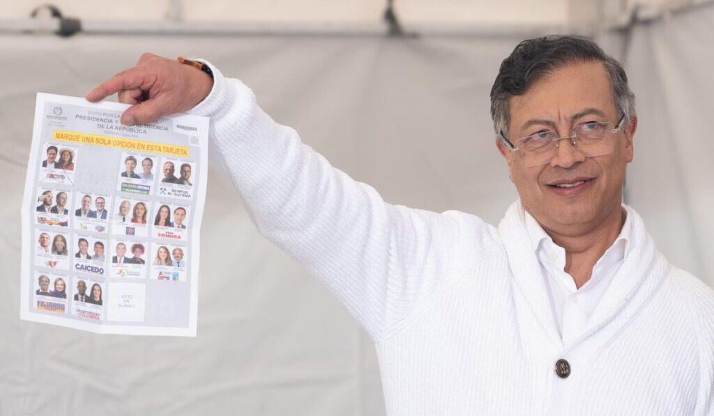 Bonos en dólares de Colombia se dispararon tras el triunfo de Abelardo de la Espriella en primera vuelta Gustavo Petro muestra el voto en elecciones por Iván Cepeda