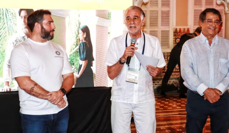 Últimas noticias Jaime Alfaro de Castro, subsecretario de turismo de Atlántico; Eduardo Verano de la Rosa, gobernador del Atlántico; y Mario Muvdi, presidente de Junta de Cotelco Atlántico