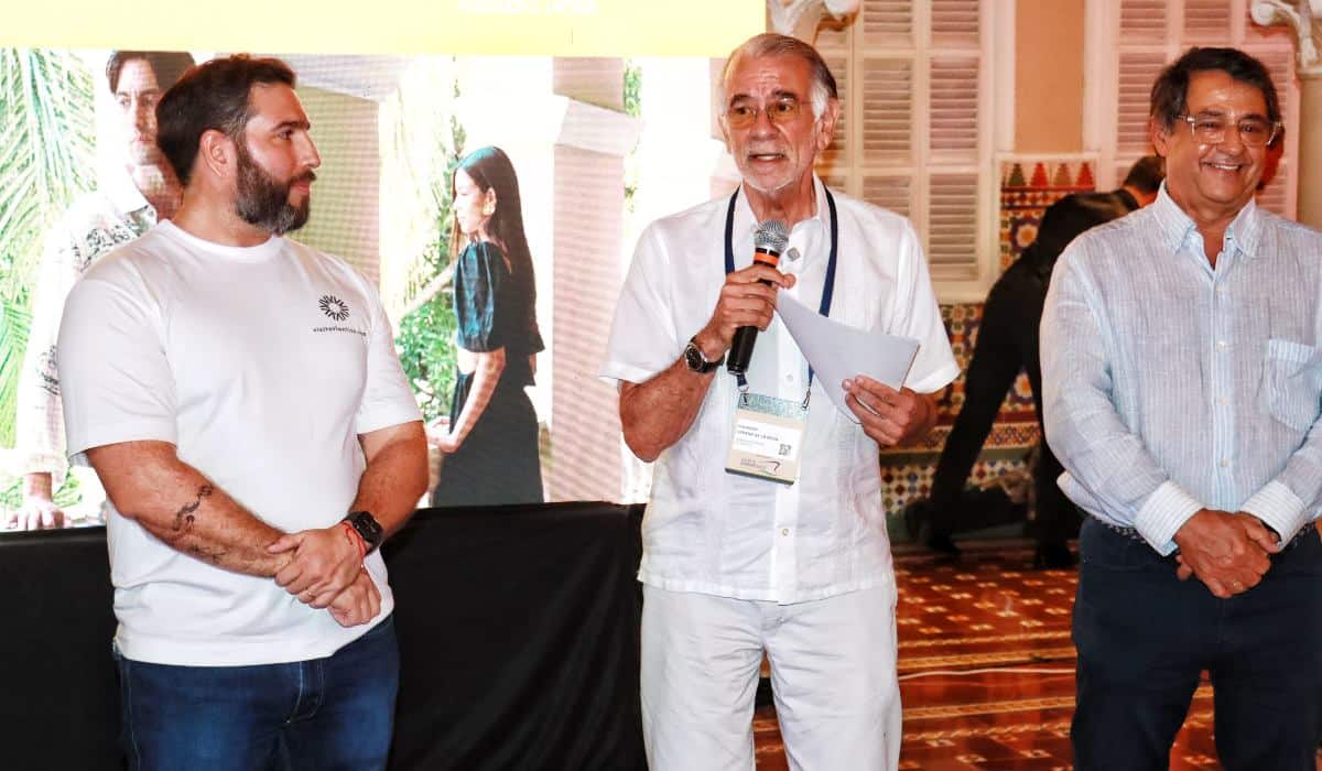 Home - Valora Analitik Jaime Alfaro de Castro, subsecretario de turismo de Atlántico; Eduardo Verano de la Rosa, gobernador del Atlántico; y Mario Muvdi, presidente de Junta de Cotelco Atlántico