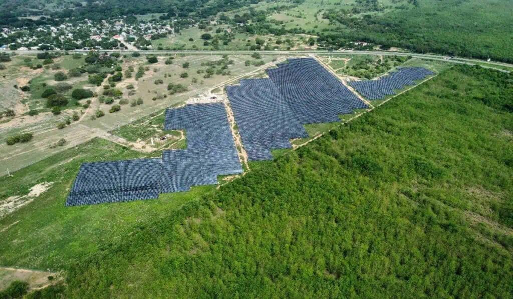 Multinacional inaugura megaparque solar con más de 23.000 paneles que podrían abastecer una ciudad de 50.000 habitantes Multinacional inaugura megaparque solar en Colombia con más de 23.000 paneles