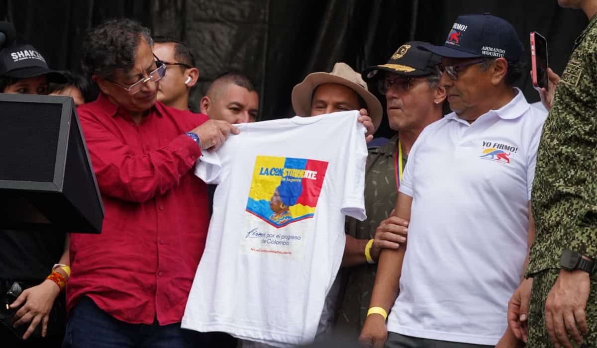 Home - Valora Analitik Presidente Gustavo Petro y Armando Wouriyu