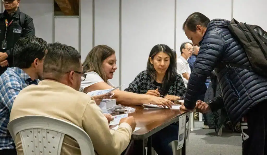 Comerciantes piden al próximo presidente de Colombia la creación real de puestos de trabajo Puesto de votación elecciones presidenciales Colombia