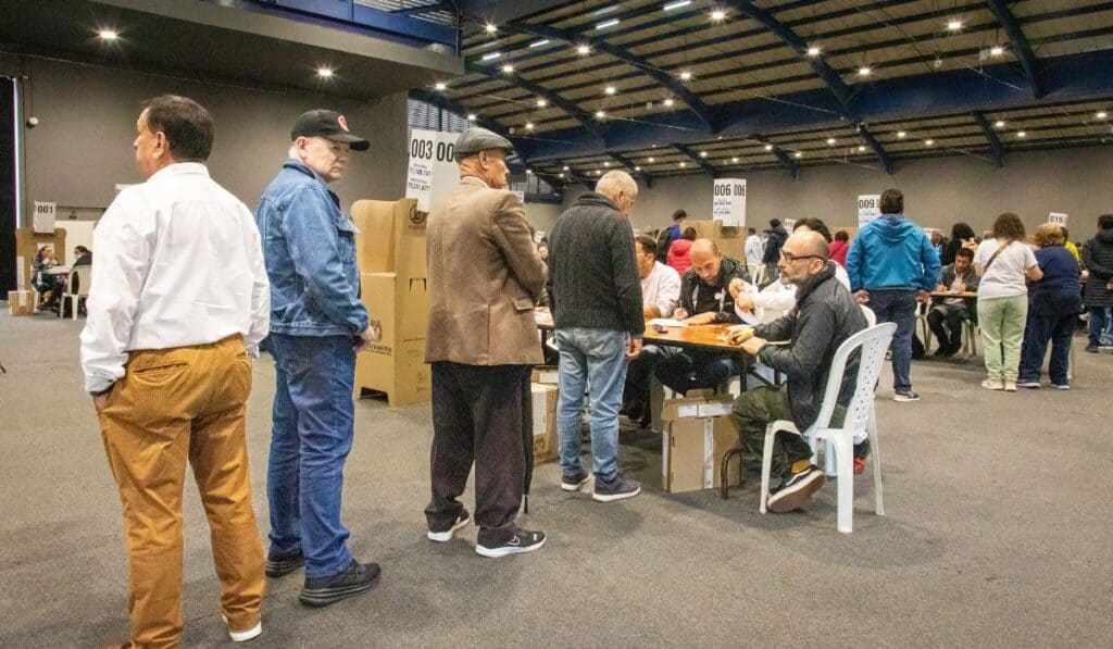 MOE advierte publicidad prohibida e irregularidades en lo que va de las elecciones presidenciales de este 31 de mayo Puesto de votación elecciones presidenciales Colombia