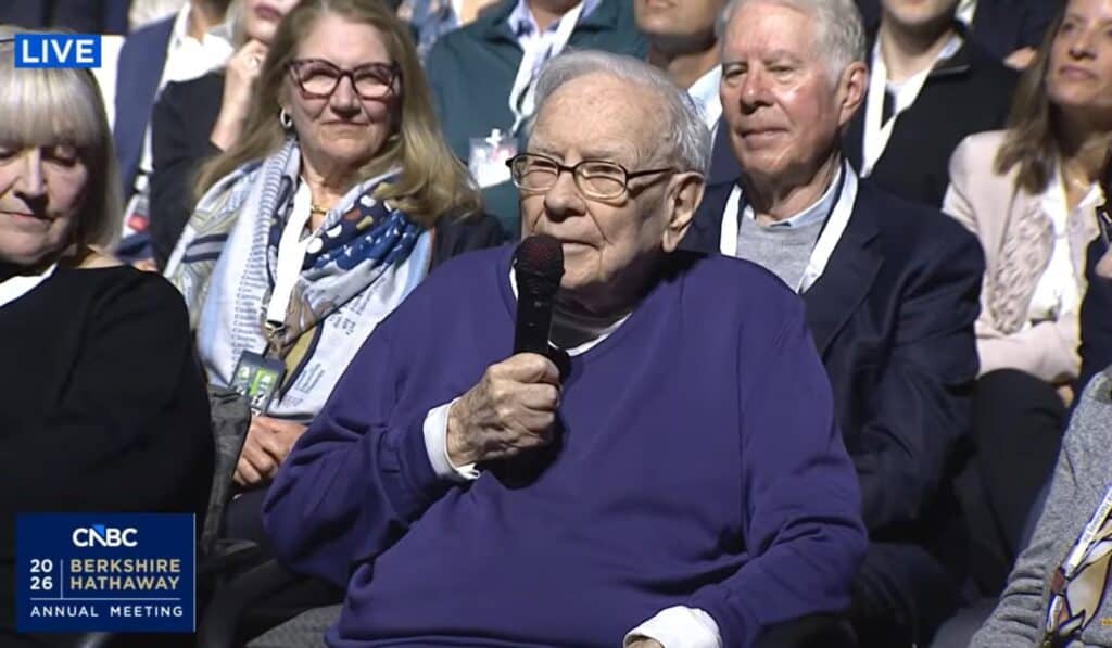 Berkshire Hathaway realizó su primera reunión de accionistas sin Warren Buffett como CEO; compañía no se dividirá Warren Buffet, fundador y ex CEO de Berkshire Hathaway