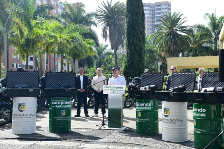 Con la tasa de seguridad, la Gobernación de Antioquia entrega nuevos antidrones y motocicletas al Ejército Nacional Con la tasa de seguridad, la Gobernación de Antioquia entrega nuevos antidrones y motocicletas al Ejército Nacional