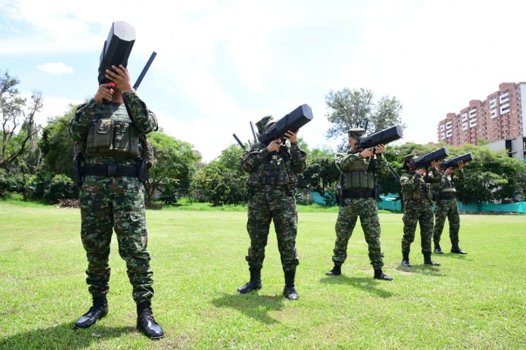 Con la tasa de seguridad, la Gobernación de Antioquia entrega nuevos antidrones y motocicletas al Ejército Nacional Se trata de una inversión superior a los 8 mil 300 millones de pesos para la
adquisición de 5 antidrones y 75 motocicletas.
