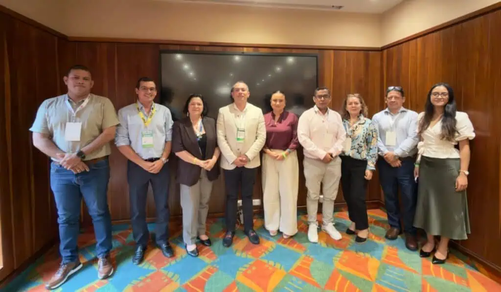 Gremios bananeros formalizan alianza científica para enfrentar de manera preventiva al Fusarium R4T Gremios bananeros acuerdan alianza
