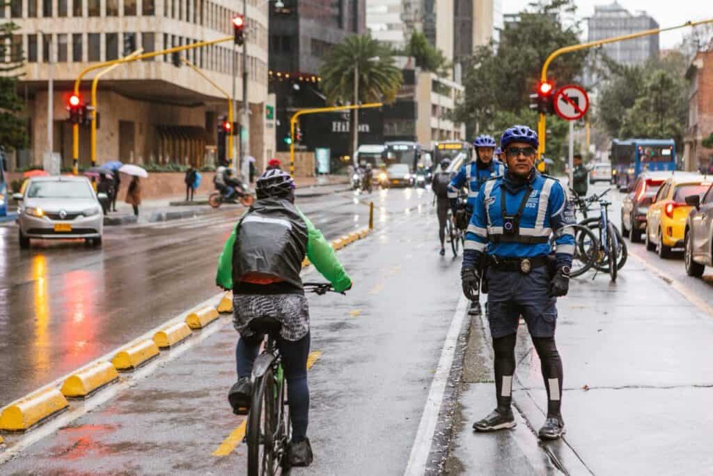Así tendrían que ser los cascos y chalecos para usuarios de patinetas y motos eléctricas en Colombia cascos y chalecos para usuarios de patinetas y motos eléctricas en Colombia