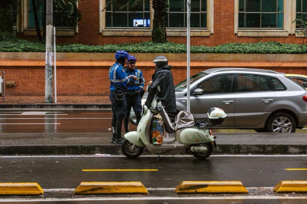 Así tendrían que ser los cascos y chalecos para usuarios de patinetas y motos eléctricas en Colombia cascos y chalecos para usuarios de patinetas y motos eléctricas en Colombia con reglas