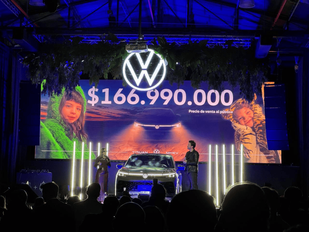 Volkswagen lanza en Colombia su primer SUV híbrido: el Tiguan MHEV El Tiguan MHEV R-Line tiene un precio de $166.990.000. Foto: Nataly Vargas, Valora Analitk.