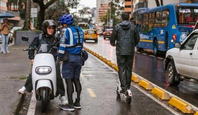 Así tendrían que ser los cascos y chalecos para usuarios de patinetas y motos eléctricas en Colombia los cascos y chalecos para usuarios de patinetas y motos eléctricas en Colombia