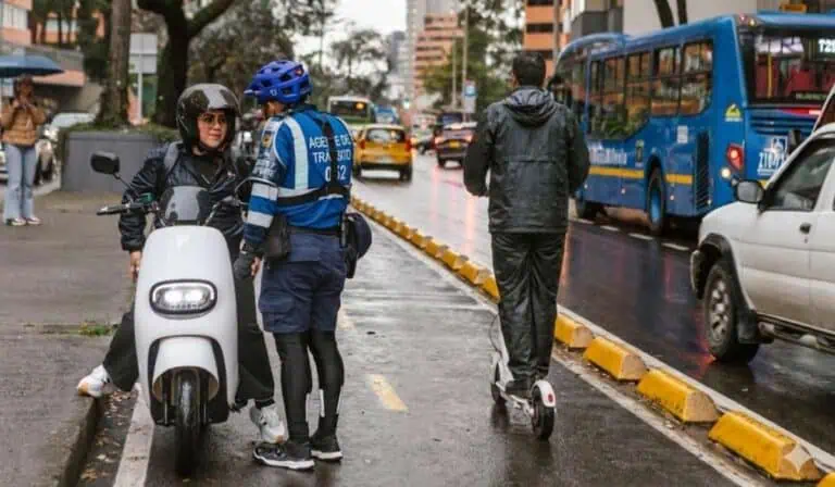 los cascos y chalecos para usuarios de patinetas y motos eléctricas en Colombia