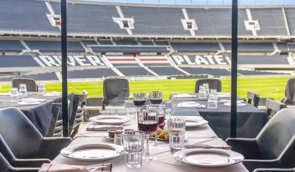 Así se podrá pasar una noche dentro del estadio Monumental de River Plate en compañía de un campeón del mundo en Qatar 2022 El estadio Mâs Monumental abrirá por primera vez sus puertas para una estadía nocturna dentro del escenario deportivo.