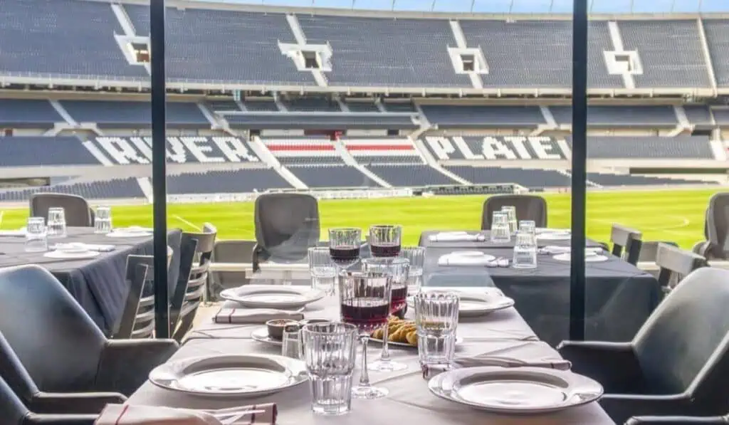 Así se podrá pasar una noche dentro del estadio Monumental de River Plate en compañía de un campeón del mundo en Qatar 2022 El estadio Mâs Monumental abrirá por primera vez sus puertas para una estadía nocturna dentro del escenario deportivo.