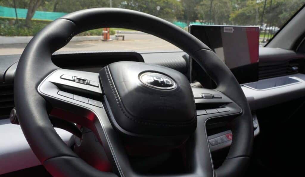 BYD lanza camiones 100 % eléctricos con potencia de 150 kW y autonomía de 270 kilómetros BYD lanzó los modelos T35 (de 3,5 toneladas) y T75