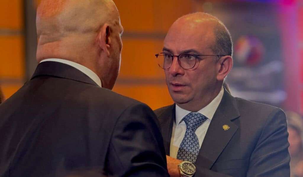 Gabinete, Congreso y cortes: los tres frentes que definirán si De la Espriella puede gobernar Carlos Camargo, magistrado de la Corte Constitucional en la entrega de credenciales a Abelardo