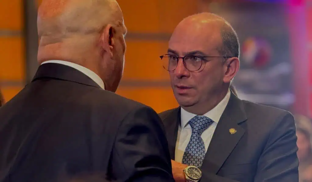 Gabinete, Congreso y cortes: los tres frentes que definirán si De la Espriella puede gobernar Carlos Camargo, magistrado de la Corte Constitucional en la entrega de credenciales a Abelardo