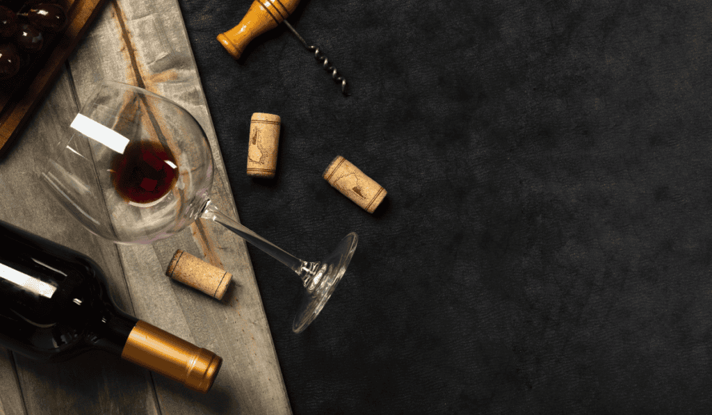 Trump amenaza con un arancel del 100 % a vinos franceses si no retira impuesto a gigantes tecnológicas El centro de la disputa está en un producto crucial para la economía francesa: los licores.