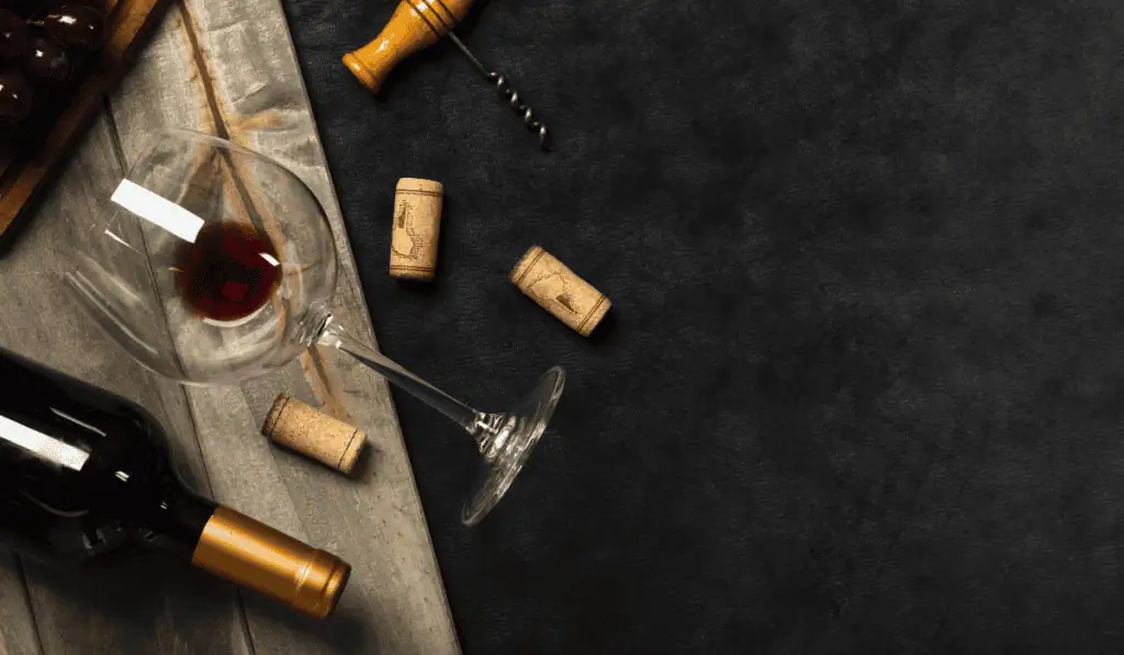 Trump amenaza con un arancel del 100 % a vinos franceses si no retira impuesto a gigantes tecnológicas El centro de la disputa está en un producto crucial para la economía francesa: los licores.