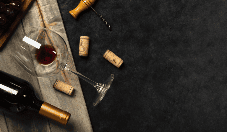 Trump amenaza con un arancel del 100 % a vinos franceses si no retira impuesto a gigantes tecnológicas El centro de la disputa está en un producto crucial para la economía francesa: los licores.