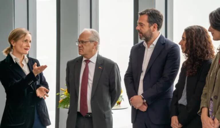 Cooperación francesa impulsa capacidades para cuidado, reciclaje e inclusión en Bogotá Francia y Bogotá refuerzan su alianza por una ciudad más sostenible y resiliente