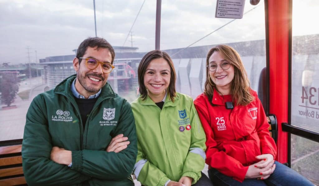 Galán mueve las fichas en sector transporte: sale secretaria de Movilidad y cambia dirección de TransMilenio Izq. Pedro Mauricio Gutiérrez, gerente de TransMilenio; Claudia Díaz, exsecretaria de Transporte; Maria Fernanda Ortíz, nueva secretaria de Transporte de Bogotá.