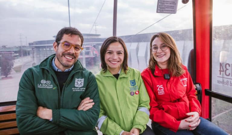Galán mueve las fichas en movilidad: sale secretaria de Transporte y cambia dirección de TransMilenio Izq. Pedro Mauricio Gutiérrez, gerente de TransMilenio; Claudia Díaz, exsecretaria de Transporte; Maria Fernanda Ortíz, nueva secretaria de Transporte de Bogotá.