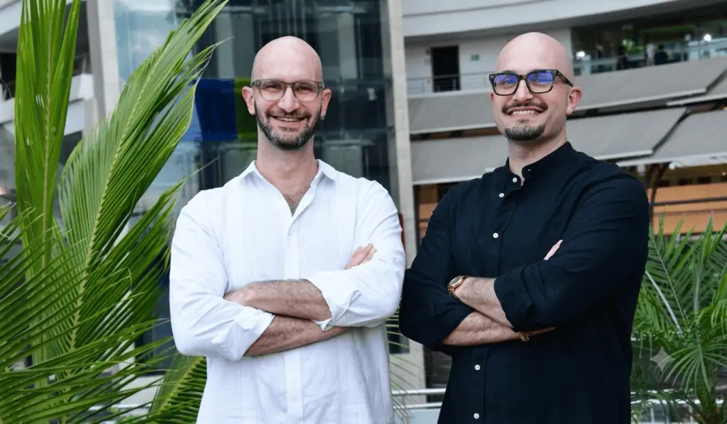 Estos venezolanos crearon fintech que facilita pagos empresariales entre Colombia y Venezuela: así opera Qash Los hermanos Boris Spiwak y Ami Spiwak. Foto: Qash, ajustada con Gemini