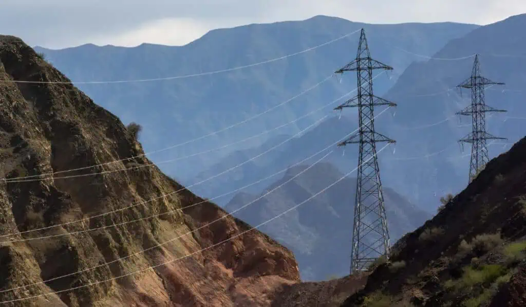 Gobierno expide resoluciones clave para fortalecer interconexión eléctrica con Venezuela y Ecuador Torres eléctricas en Colombia