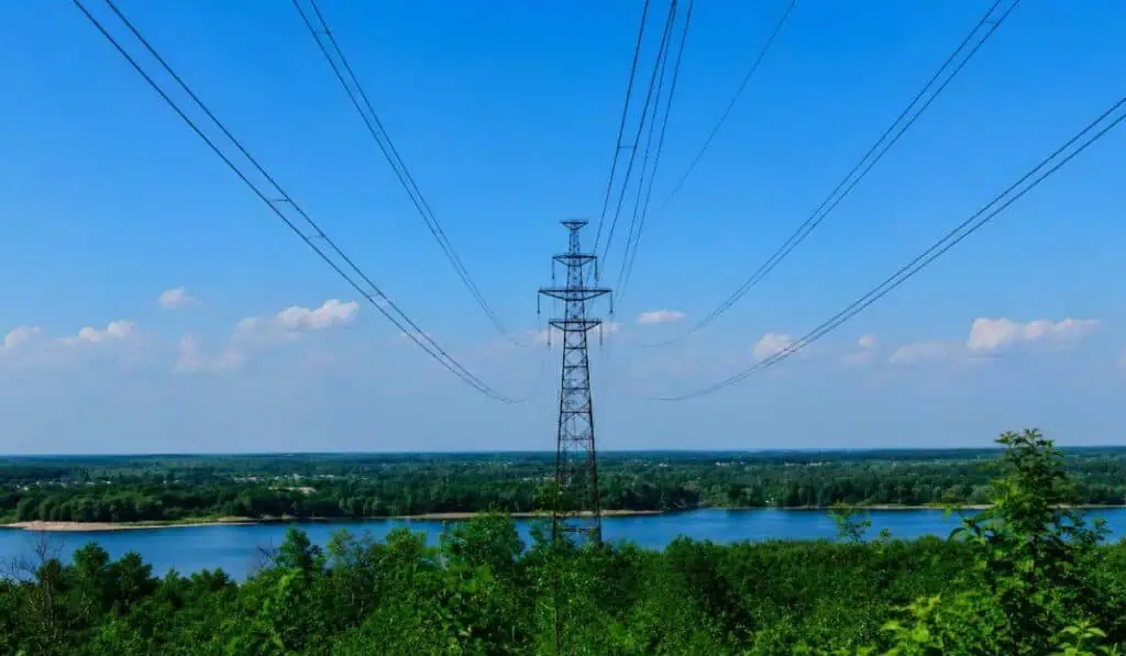 Colombia enfrenta riesgos de racionamiento eléctrico bajo un Niño intenso Torres eléctricas. Imagen: Generada con IA