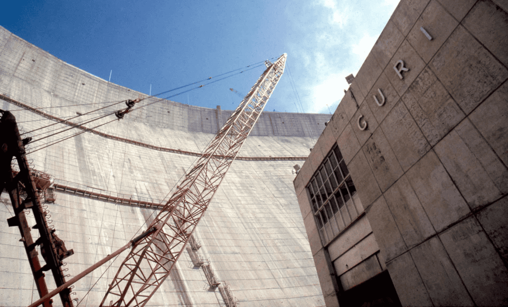 Se reactiva negociación clave: un acuerdo hidroeléctrico podría acabar con los apagones en Venezuela Edificio administrativo de la Central Hidroeléctrica Guri en Venezuela. Foto: Guri Prodavinci.