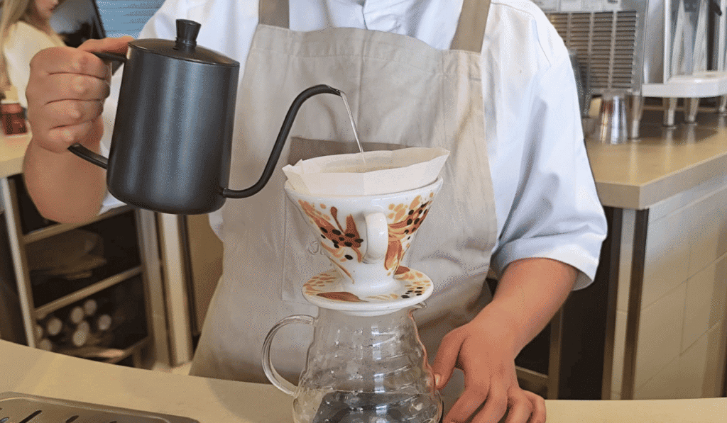 Un recorrido por la nueva casa del café colombiano: así es Juan Valdez 1959 Se encuentran todo tipo de métodos de filtración de café.