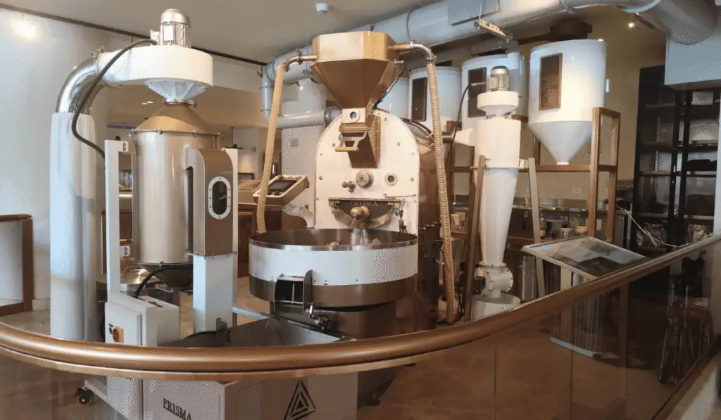 Un recorrido por la nueva casa del café colombiano: así es Juan Valdez 1959 La tostadora de café se ubica en el corazón del edificio.