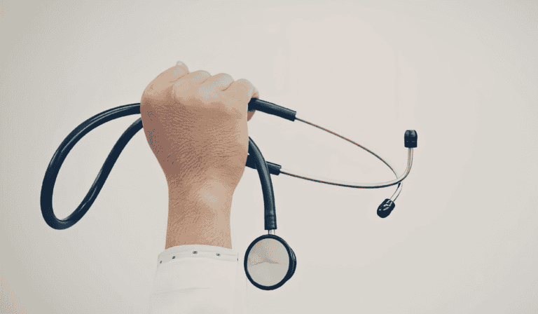 Así funciona Telepatía, el asistente clínico basado en IA que busca reducir los errores médicos y se expande en Latinoamérica El Médico de IA de Telepatía está en operación en más de 25 instituciones de salud públicas y privadas. Foto: Canva