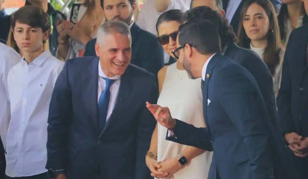 Gobernador de Antioquia pidió al gobierno de De la Espriella implementar la hora Gaviria Andrés Julián Rendón, gobernador de Antioquia, con Abelardo de la Espriella, presidente electo de Colombia. Imagen: Gobernación de Antioquia