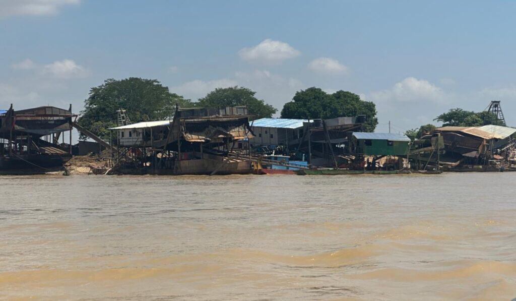 La minería ilegal arrasa el Bajo Cauca antioqueño: su economía es hasta 10 veces mayor que la del mercado formal Imagen: Dragas para la extracción ilícita de oro. Imagen: Valora Analitik