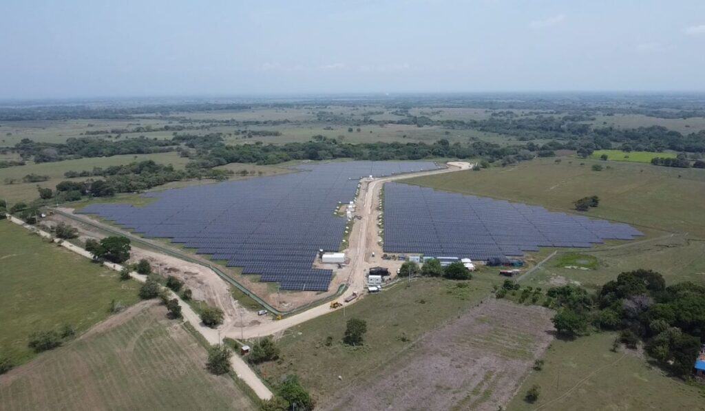 Erco Energía construyó un nuevo proyecto de generación solar en Tolima que abastecería a 10.000 hogares del país Planta de Chenche. Imagen: Erco Energía