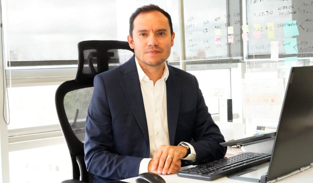 El 20 % de toda la flota de TransMilenio en Bogotá será de BYD; nuevos buses se ensamblarán en Colombia y costos bajarán Fabián La Rotta, gerente de proyectos de BYD Colombia