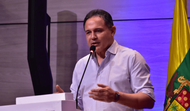Honorio Henríquez, respaldado por el Centro Democrático y el Pacto Histórico, gana a 'voto finish' la Presidencia del Senado sobre Alfredo Deluque Honorio Henríquez, respaldado por Uribe y Petro, gana la Presidencia del Senado