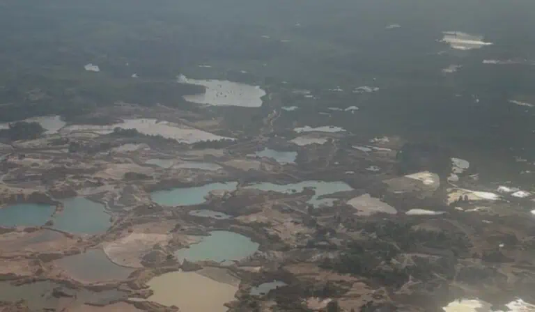 Minería ilícita causó que Chocó perdiera el equivalente a 81.000 canchas de fútbol al año Impacto en la naturaleza de la minería ilegal en el Bajo Cauca. Imagen: Valora Analitik